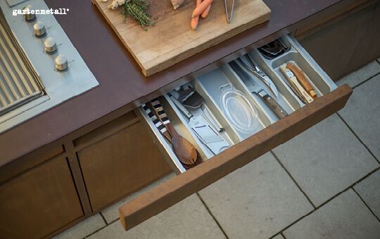 Outdoor Kitchen_Gartenmetall_Cortenstahl_GARTENKUECHE_Capri_Schublade_homepag....jpg
